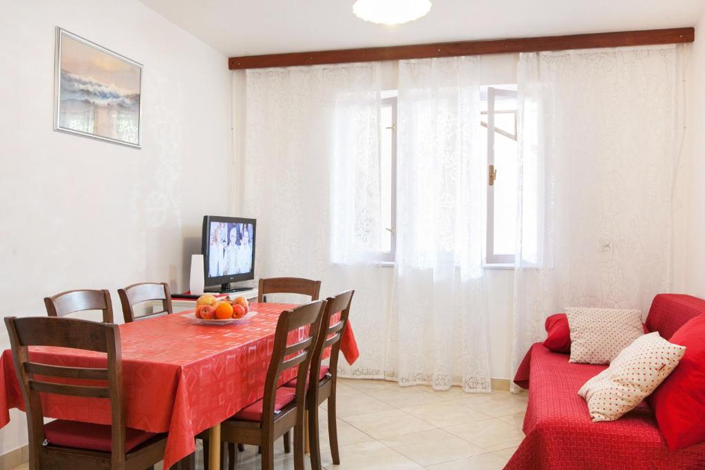 Televízia a/alebo spoločenská miestnosť v ubytovaní Apartments by the sea Podgora, Makarska - 2604