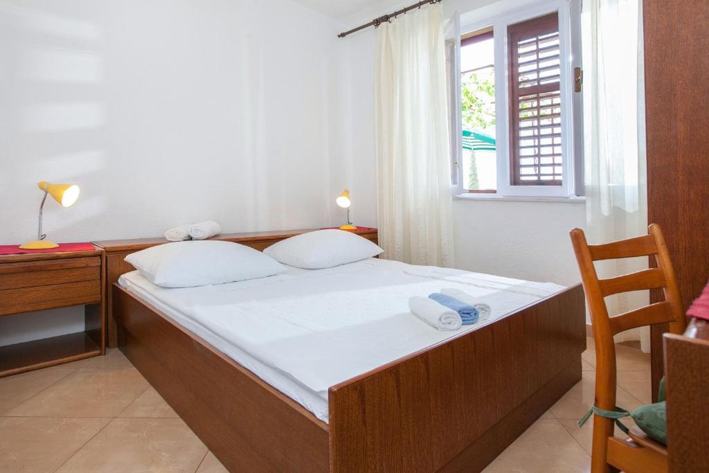 Posteľ alebo postele v izbe v ubytovaní Apartments by the sea Podgora, Makarska - 2604