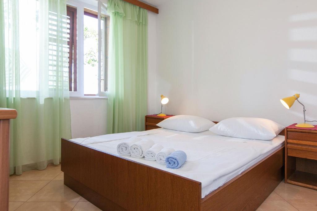 Posteľ alebo postele v izbe v ubytovaní Apartments by the sea Podgora, Makarska - 2604
