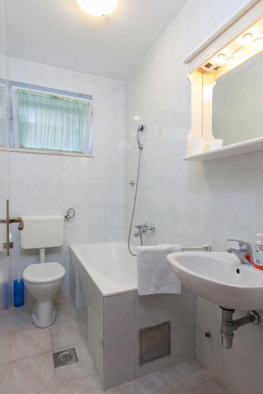 Kúpeľňa v ubytovaní Apartments by the sea Podgora, Makarska - 2604