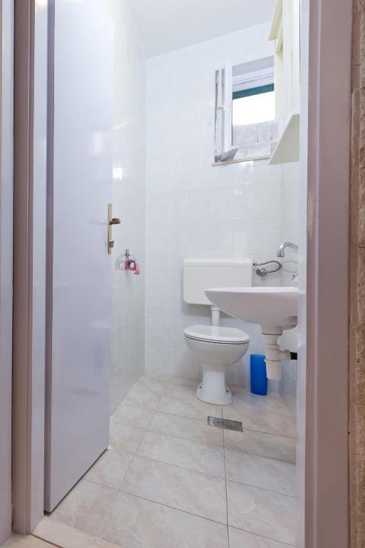 Kúpeľňa v ubytovaní Apartments by the sea Podgora, Makarska - 2604