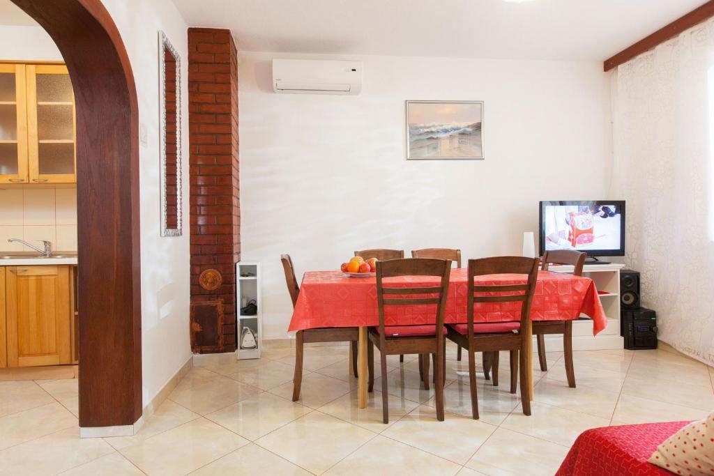 Televízia a/alebo spoločenská miestnosť v ubytovaní Apartments by the sea Podgora, Makarska - 2604