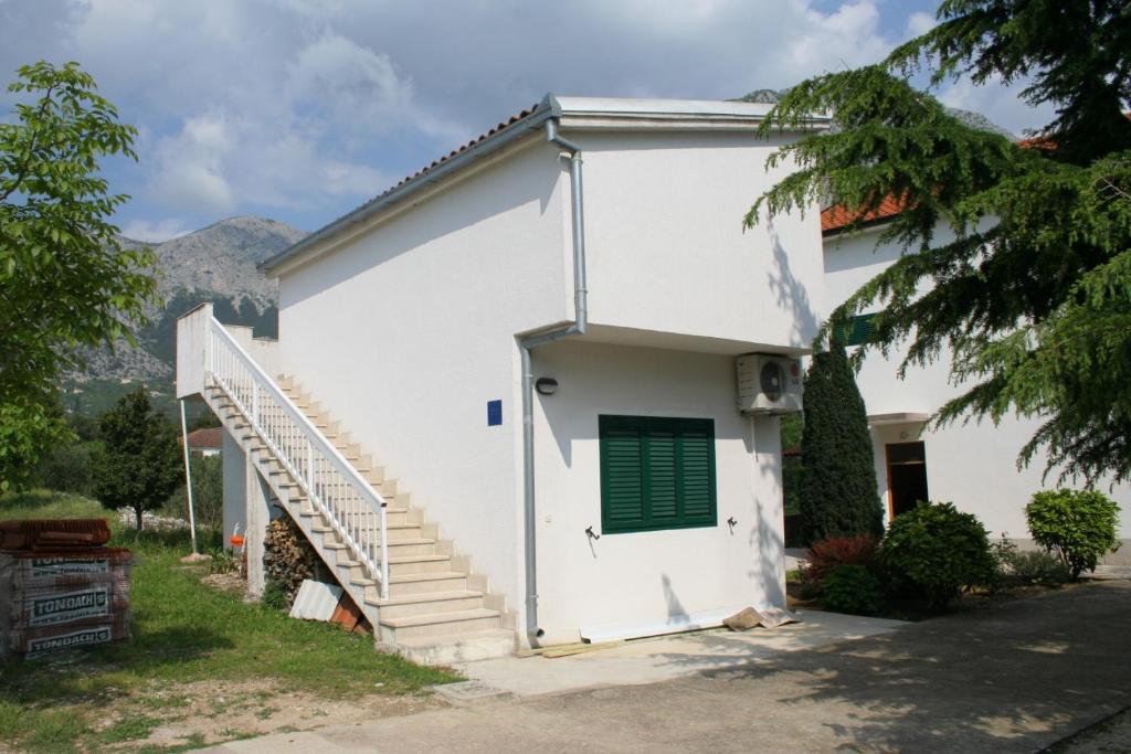 Budova, v ktorej sa apartmán nachádza