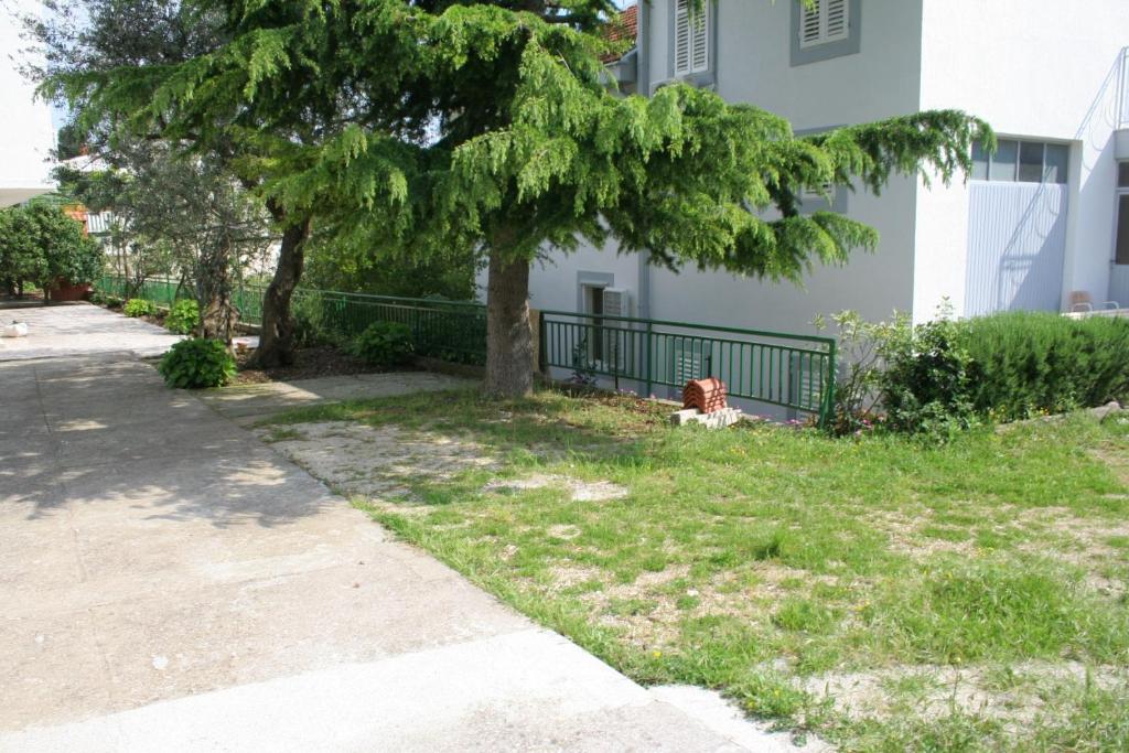Vonkajšia záhrada v ubytovaní Apartments by the sea Zaostrog, Makarska - 2663