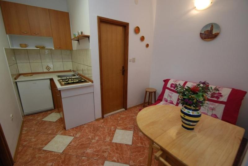 Kuchyňa alebo kuchynka v ubytovaní Apartments by the sea Zaostrog, Makarska - 2663