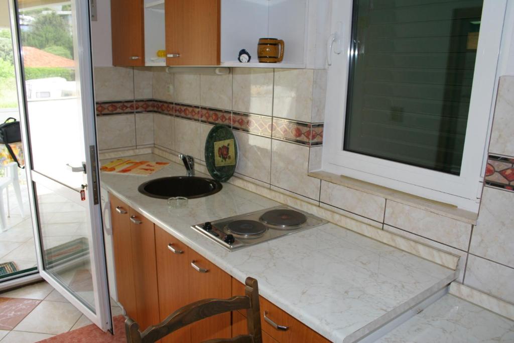 Kuchyňa alebo kuchynka v ubytovaní Apartments by the sea Zaostrog, Makarska - 2663