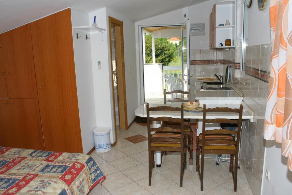 Kuchyňa alebo kuchynka v ubytovaní Apartments by the sea Zaostrog, Makarska - 2663