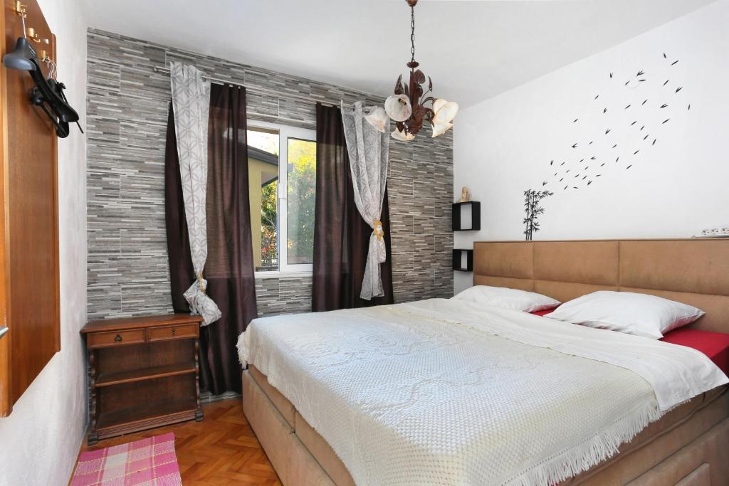 Postel nebo postele na pokoji v ubytování Apartments by the sea Drasnice, Makarska - 2644