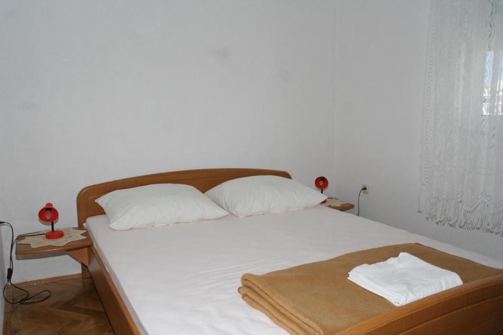 Postel nebo postele na pokoji v ubytování Apartments by the sea Igrane, Makarska - 2679