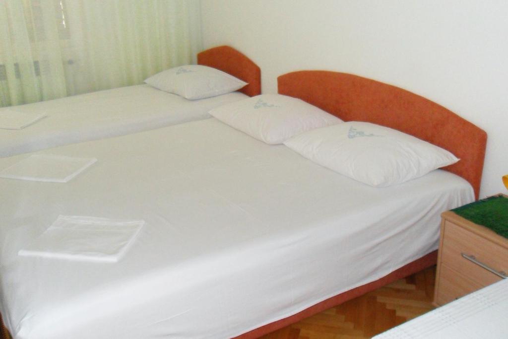 Posteľ alebo postele v izbe v ubytovaní Triple Room Zaostrog 2662b