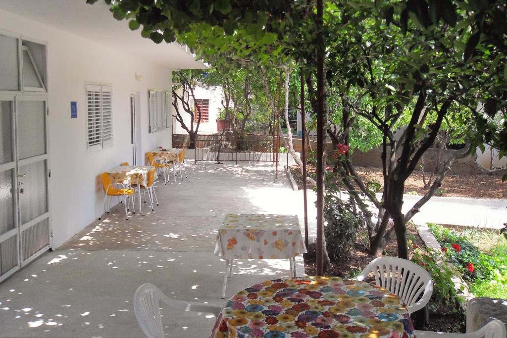 Vonkajšia záhrada v ubytovaní Apartments and rooms by the sea Zaostrog, Makarska - 2662
