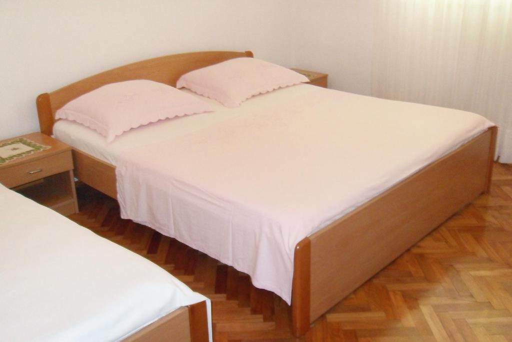 Posteľ alebo postele v izbe v ubytovaní Apartments and rooms by the sea Zaostrog, Makarska - 2662