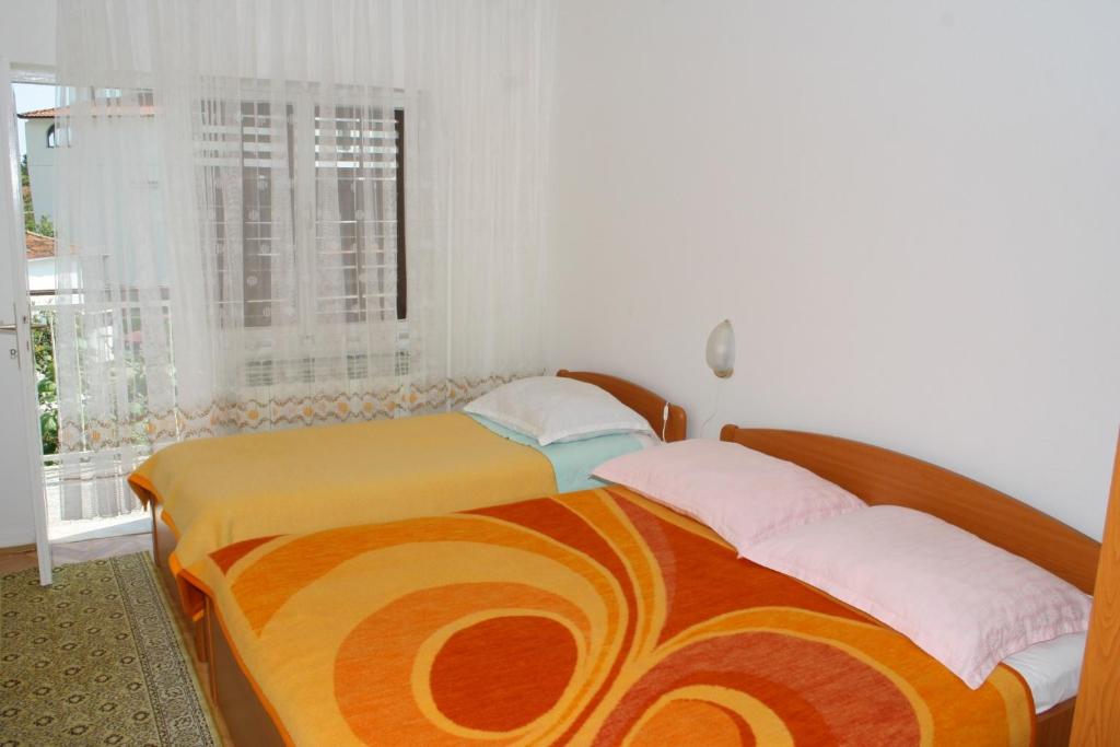 Posteľ alebo postele v izbe v ubytovaní Apartments and rooms by the sea Zaostrog, Makarska - 2662