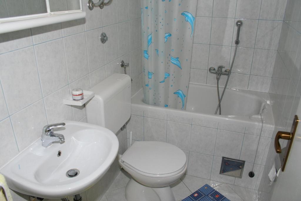Kúpeľňa v ubytovaní Apartments and rooms by the sea Zaostrog, Makarska - 2662