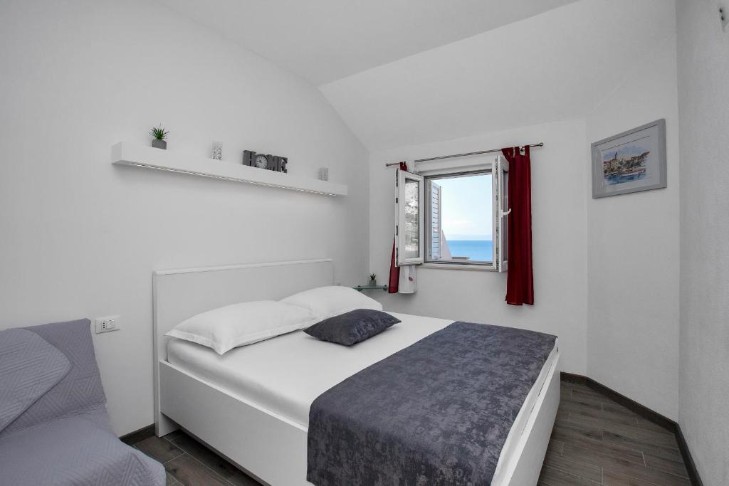 Postel nebo postele na pokoji v ubytování Apartments by the sea Drasnice, Makarska - 2581