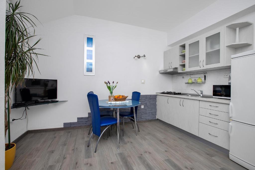 Kuchyň nebo kuchyňský kout v ubytování Apartments by the sea Drasnice, Makarska - 2581