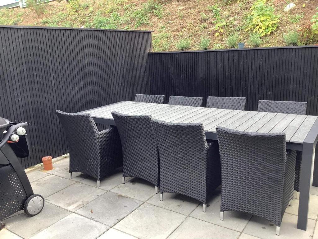 una mesa y sillas en un patio con una valla en Holiday home Gilleleje LXXXIX, en Gilleleje