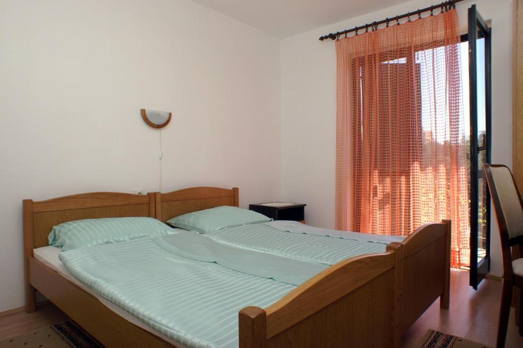 Postel nebo postele na pokoji v ubytování Apartments by the sea Podaca, Makarska - 2590