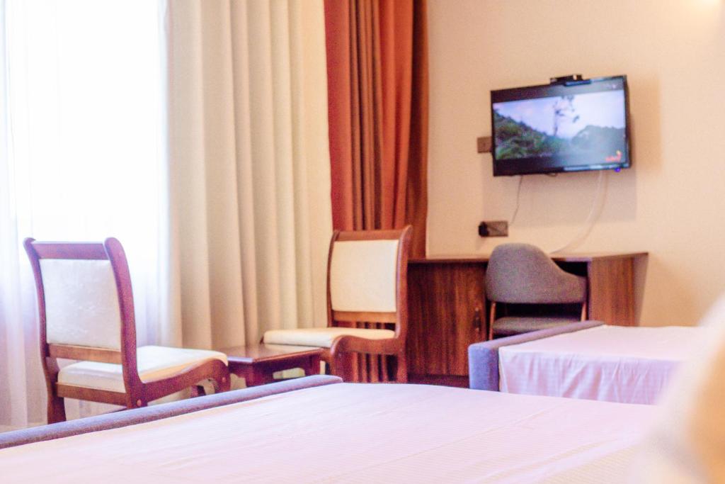 TV a/nebo společenská místnost v ubytování Sooriya Wessagiri Resort