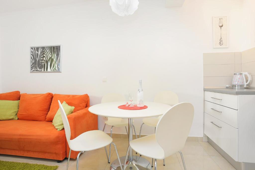 Kuchyňa alebo kuchynka v ubytovaní Apartments by the sea Podgora, Makarska - 2594