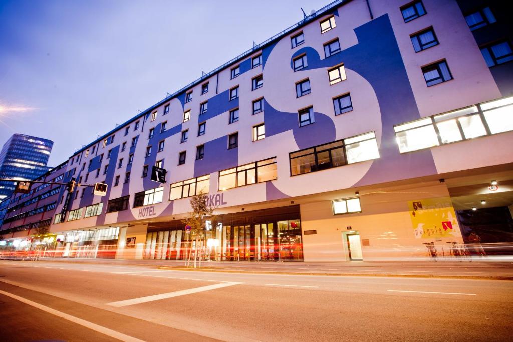 un grand bâtiment avec une rue en face dans l'établissement Hotel Zeitgeist Vienna Hauptbahnhof, à Vienne