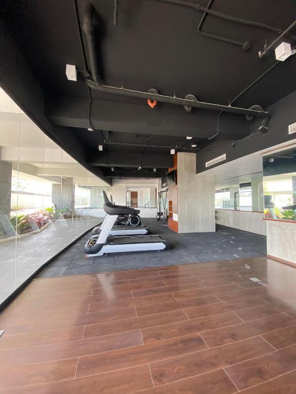 Fitness centrum a/nebo fitness zařízení v ubytování Aeon Towers Executive Suite 2BR 18th floor