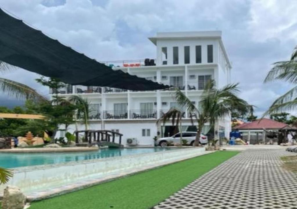 Bazén v ubytování RedDoorz at PWL Exclusive Resort Cebu nebo v jeho okolí