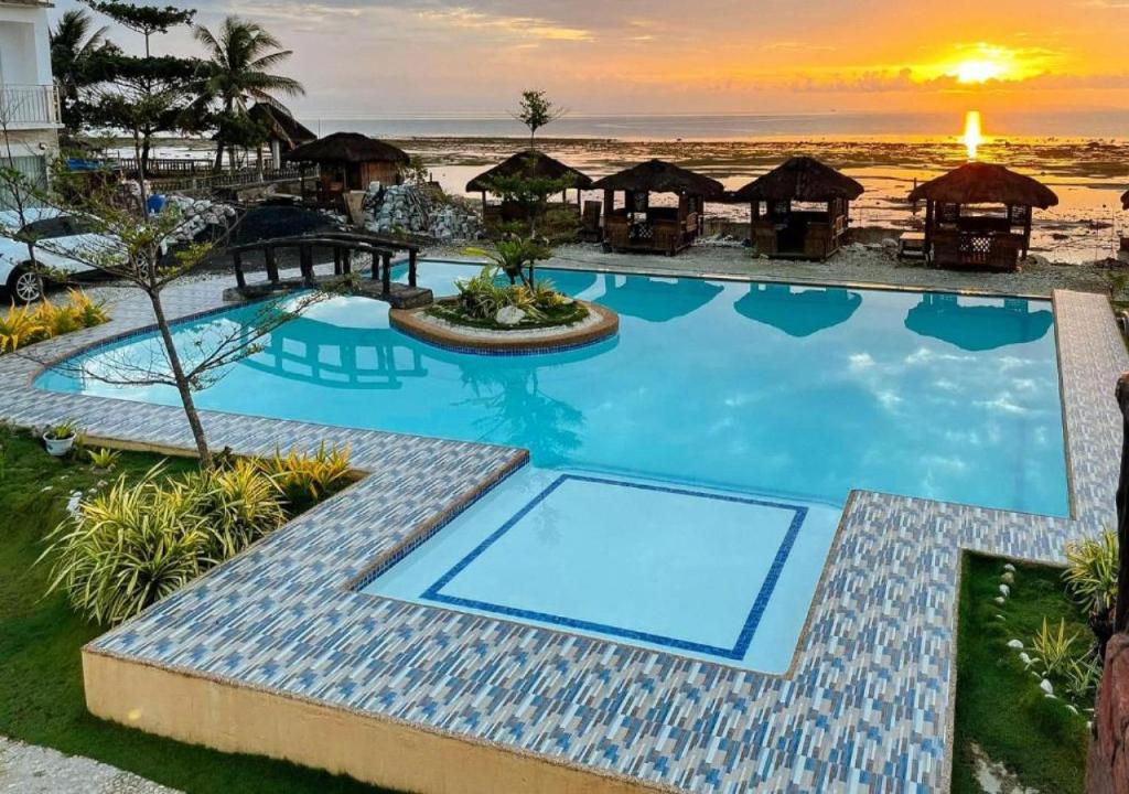 una piscina en un complejo con playa en RedDoorz at PWL Exclusive Resort Cebu en Carmen