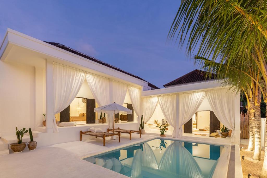 ein Bild einer Villa mit einem Pool in der Unterkunft Villa Ores Bali in Canggu