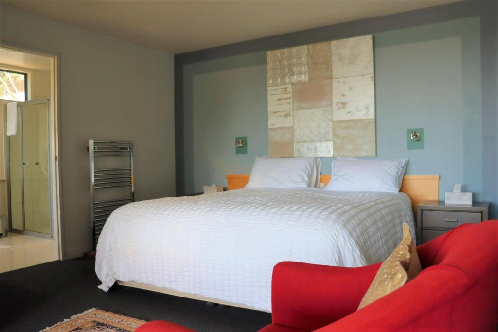 Postel nebo postele na pokoji v ubytování Armalong Winery Chalets