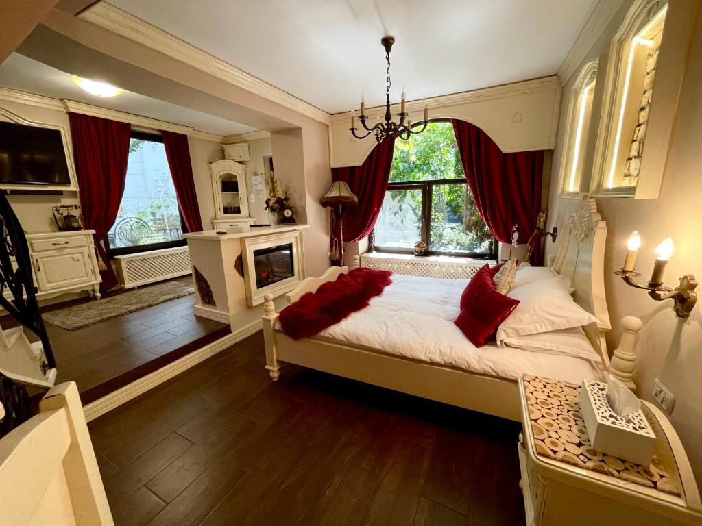 ブラショヴにあるVila Cochetのベッドルーム1室(赤い枕が付いた大型ベッド1台付)
