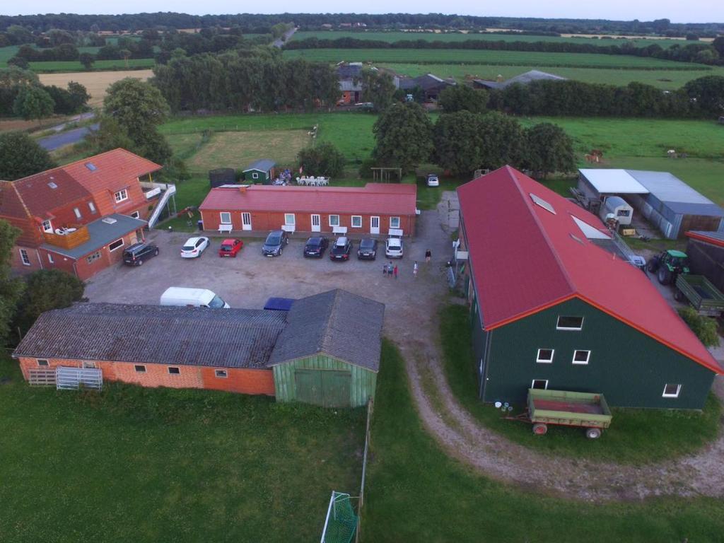 een luchtzicht op een schuur met een parkeerplaats bij Ferienhof Stobbe Fewo Heuboden in Grube