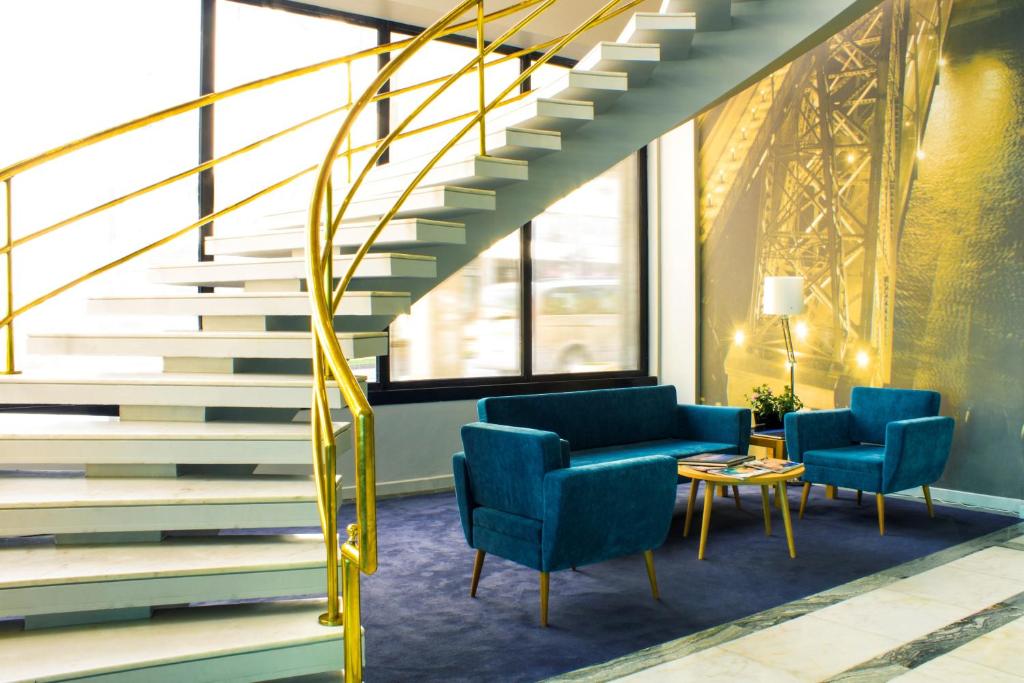 Uma área de estar em Hotel Black Tulip - Porto Gaia