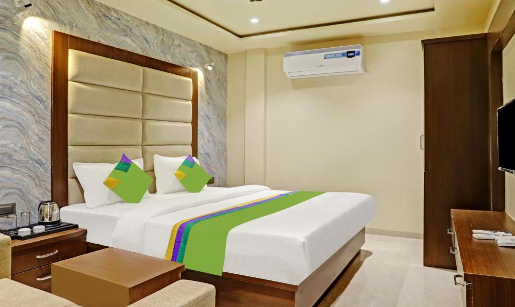 Postel nebo postele na pokoji v ubytování Treebo Trend Risha