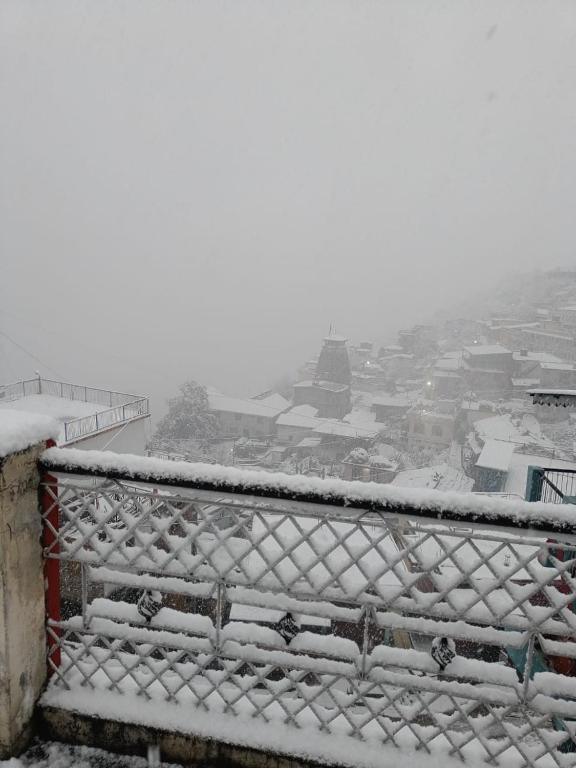 Odyssey Stays Joshimath - Near Narsingh Temple v zimě