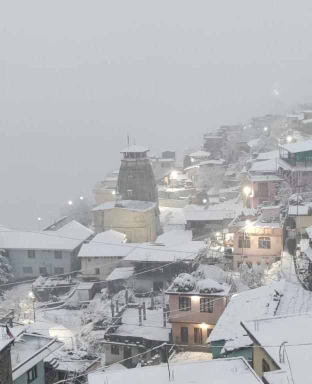 Odyssey Stays Joshimath - Near Narsingh Temple v zimě