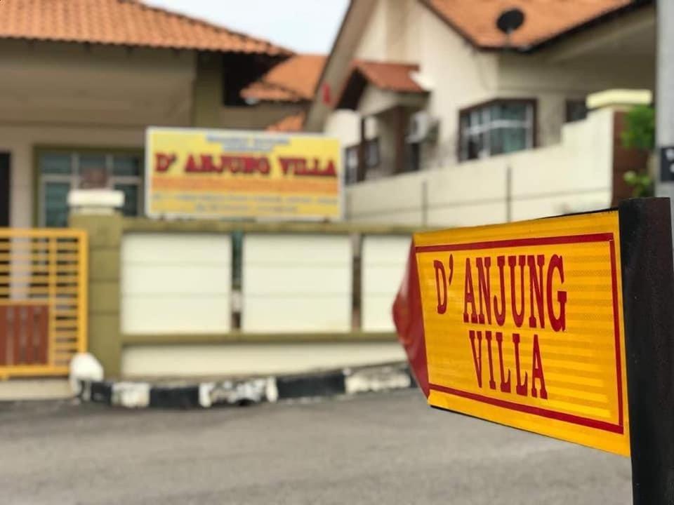 a yellow eviction sign in front of a house at D' Anjung Inn in Tangkak