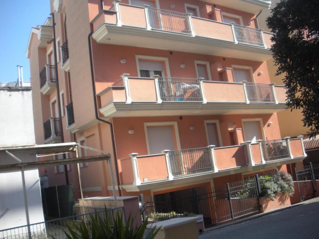 un edificio con balconi sul lato di Via Modena a Cattolica