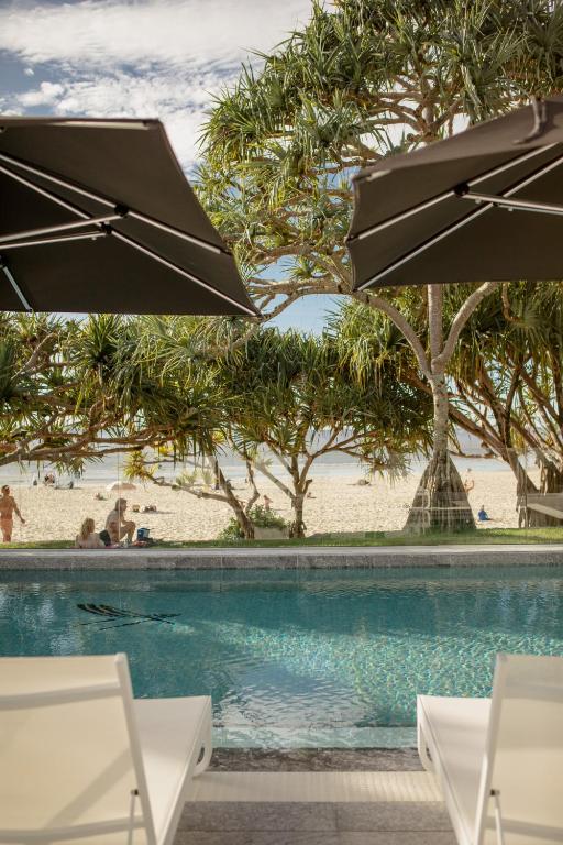 Bazén v ubytování Netanya Noosa Beachfront Resort nebo v jeho okolí
