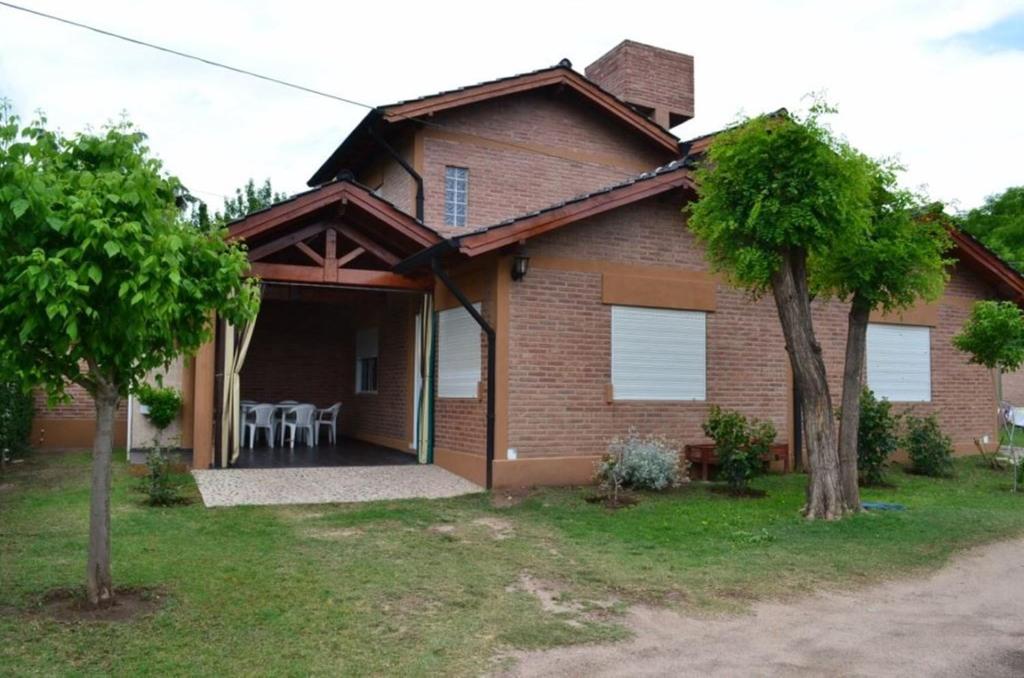 Casa con porche con mesa y sillas en Duplex de la Virgen en Mina Clavero