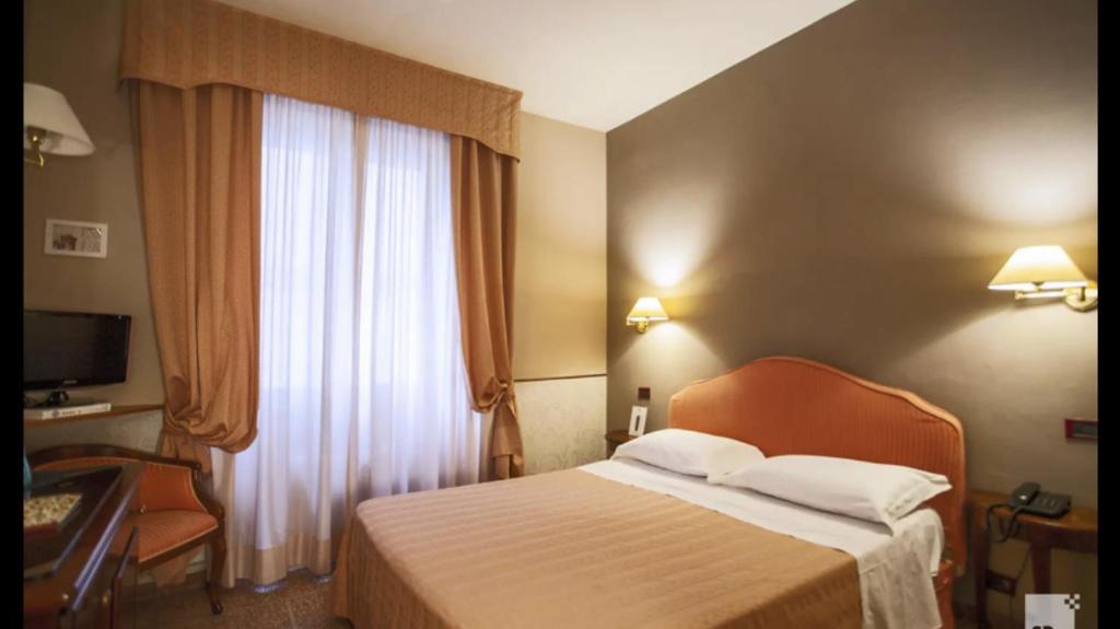 Habitación de hotel con cama y ventana en Le camere di aisa, en Santa Maria degli Angeli