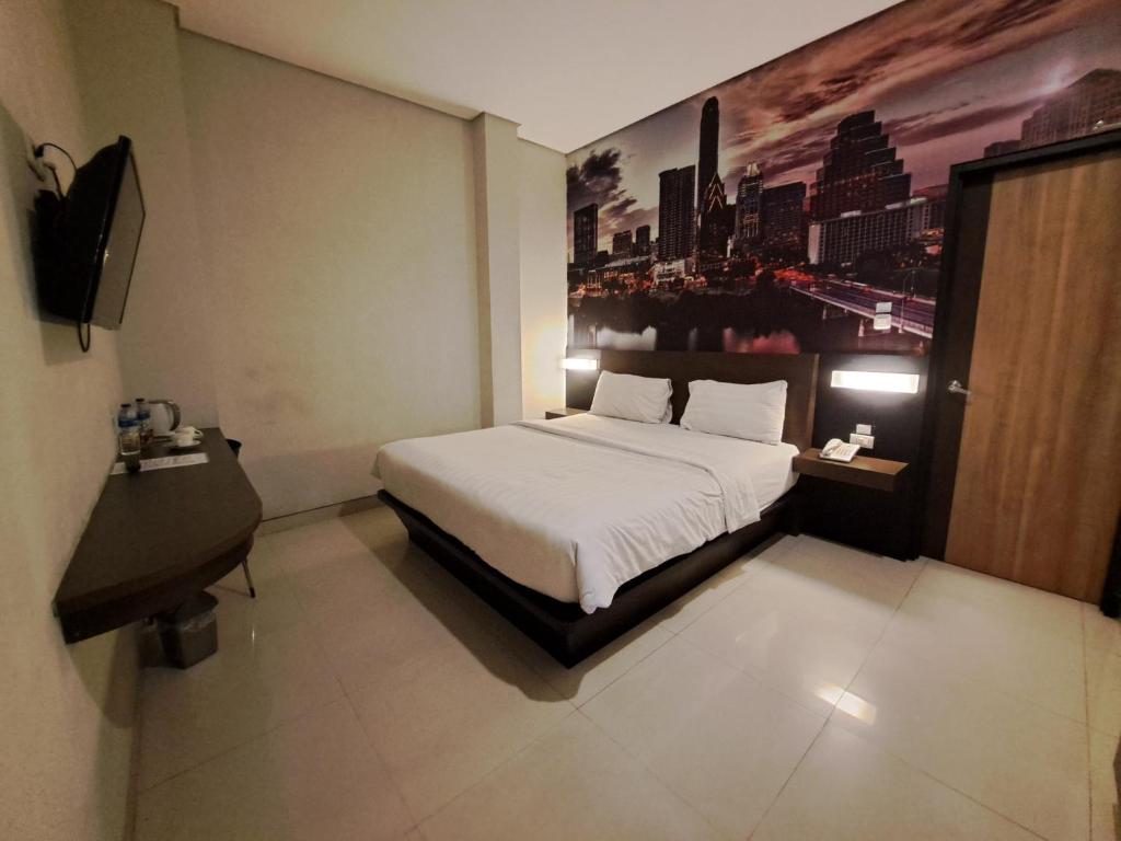 Una cama o camas en una habitación de Hotel Sampurna Cirebon