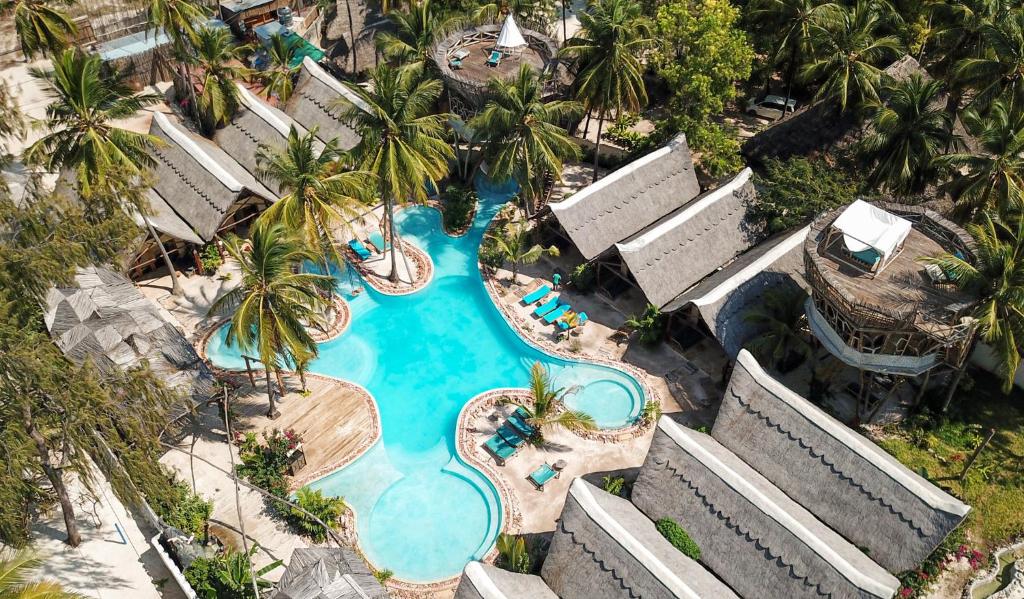 una vista aérea de una piscina en un complejo en The Nest Boutique Resort, en Paje