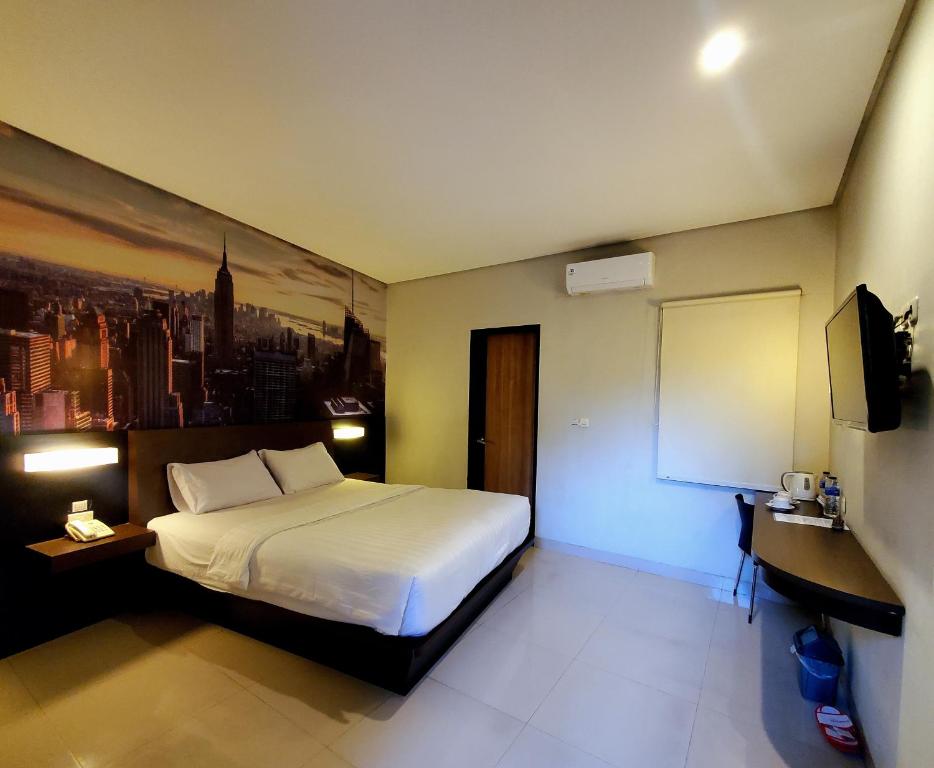 Una cama o camas en una habitación de Hotel Sampurna Cirebon