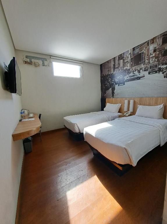 Una cama o camas en una habitación de Hotel Sampurna Cirebon
