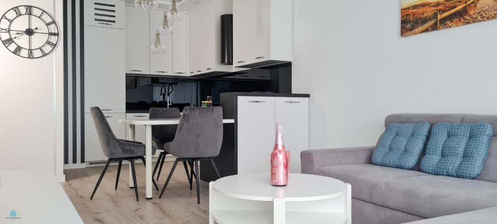 Kuchyňa alebo kuchynka v ubytovaní Pod Brzozami Apartamenty Let's Sea Gąski