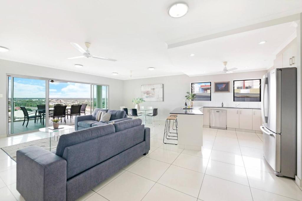 Η κουζίνα ή μικρή κουζίνα στο Alta Vista - City View Oasis in the Heart of Darwin