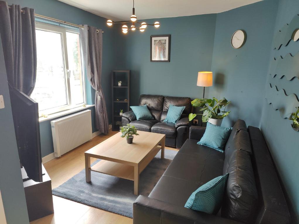 uma sala de estar com um sofá e uma mesa em Recently Renovated Dublin City House em Dublin