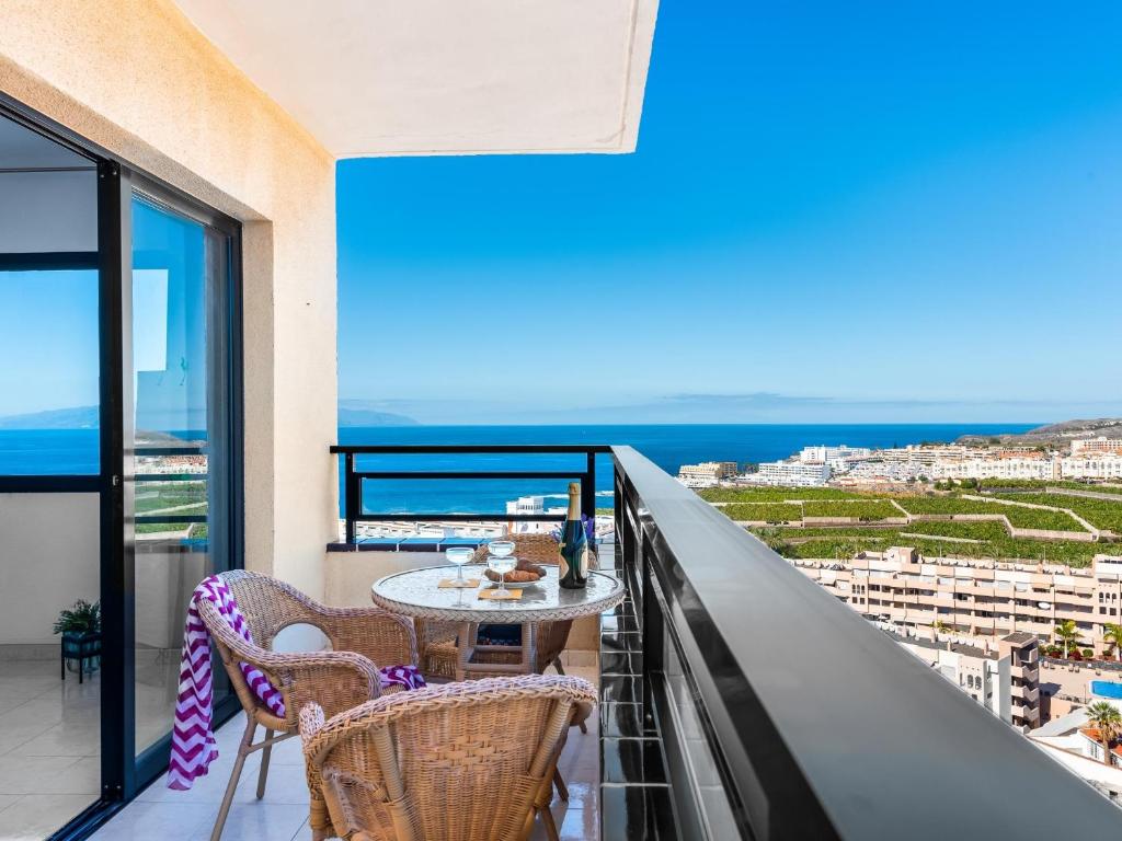 アデへにある1409 Luxury Paraiso sea viewの海の景色を望むバルコニー(テーブル、椅子付)