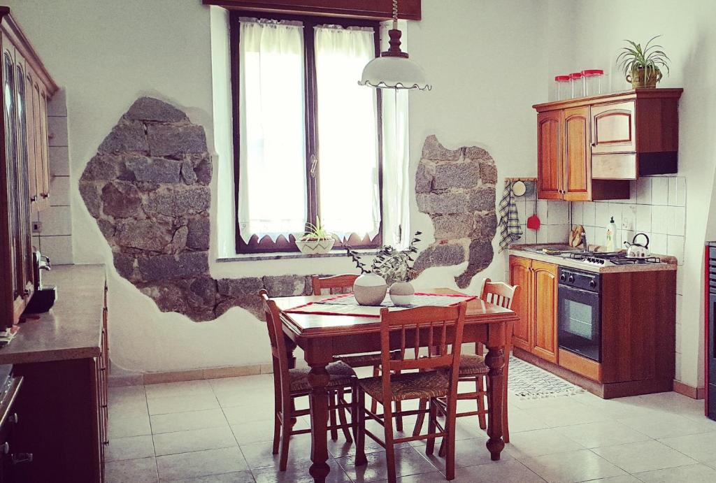 A kitchen or kitchenette at Tranquillità e comodità a due passi dal centro